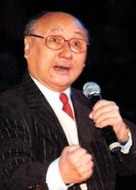 今年76歲的童祥苓眉宇間仍透出當年《智取威虎山》中扮演楊子榮的英氣。