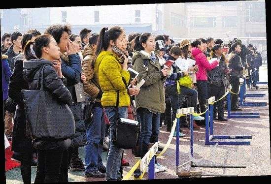 初試放榜后，報考北京電影學院表演學院的考生緊張地查看成績