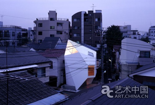 這個屋子名叫Reflection of Mineral，由團(tuán)隊Atelier Tekuto 設(shè)計。雖然外形復(fù)雜，但它的功用卻是設(shè)計為住家使用。線條簡單、自然、平靜是Reflection of Mineral 追求的風(fēng)格。多邊形的設(shè)計靈感，來自礦物(Mineral)和他們的反射效果(Reflection)。