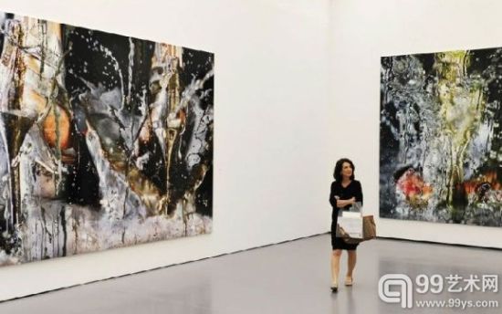 一位參觀者正在蘇黎世市美術館中參觀“繽紛巴洛克”主題展，上圖右邊的作品美國藝術家Marilyn Minter（瑪麗琳）2011年名為“重金屬”的作品。