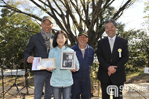 左起：蔡國強丶兒童海報徵選獲獎者丶誌賀中重及磐城市立美術館館長，日本福島縣磐城市，2013年。小野一夫攝，蔡工作室提供。