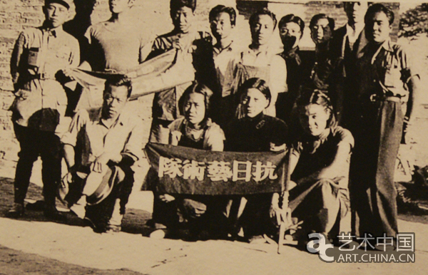 1938年抗日藝術隊出發前合影于西安，后排左五為張仃