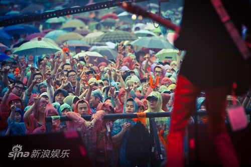 現(xiàn)場樂迷冒雨觀看