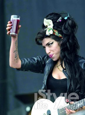 Amy Winehouse以標志性的蜂窩頭、發帶、粗黑上翹的眼線，先于Lady Gaga開創了“雷時尚”