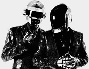 Daft Punk愛以頭盔造型出現，這也成了他們的標志性LOGO